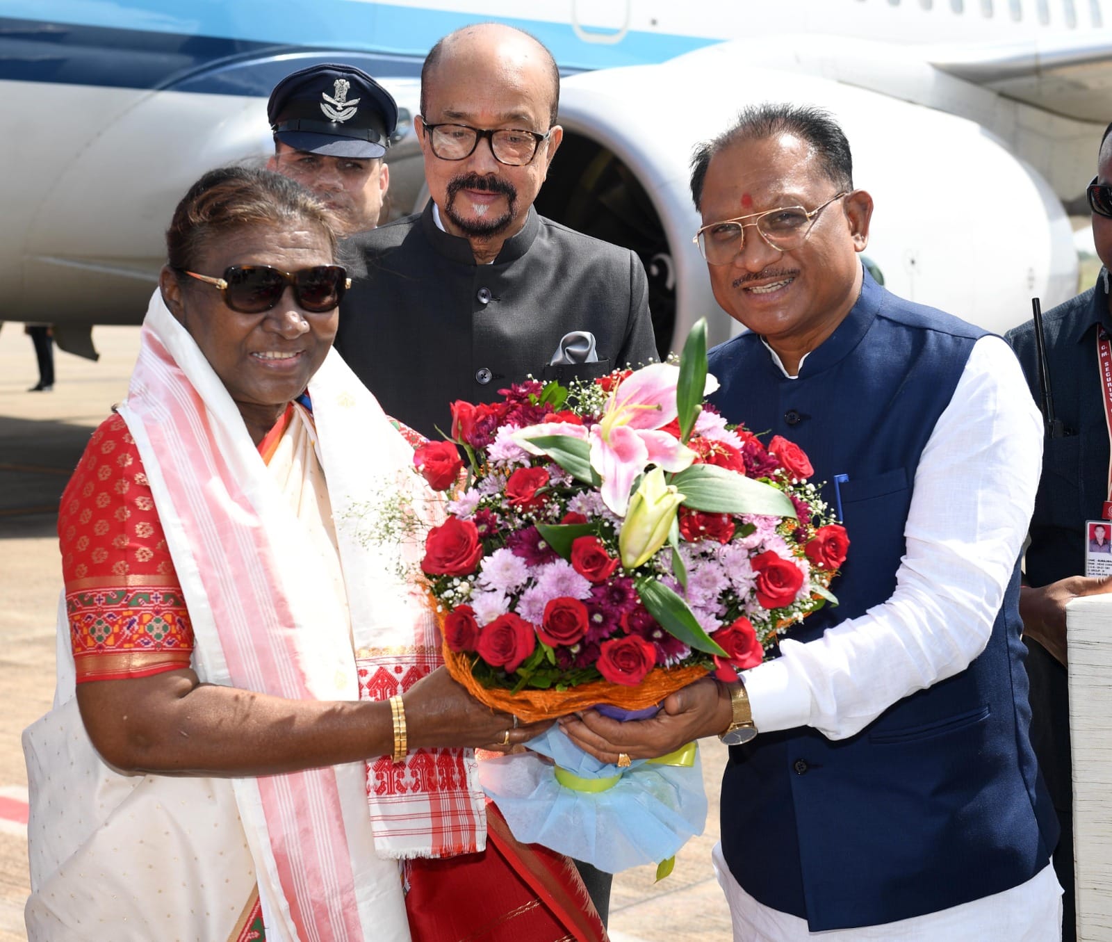 राष्ट्रपति श्रीमती द्रौपदी मुर्मु दो दिवसीय प्रवास पर पहुंची रायपुर 